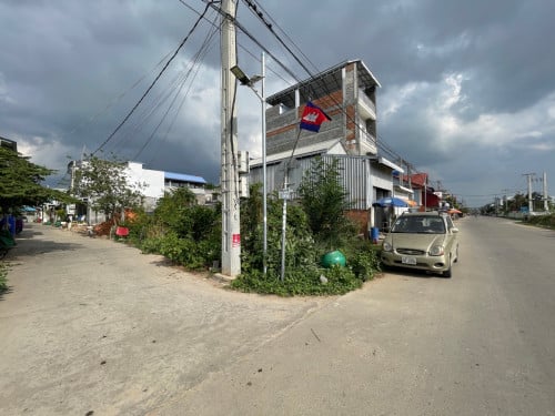 ដីលក់​ កែងជាប់ផ្លូវ​រដ្ឋ​ ជិត​ផ្សារ​ឈូកវ៉ា១