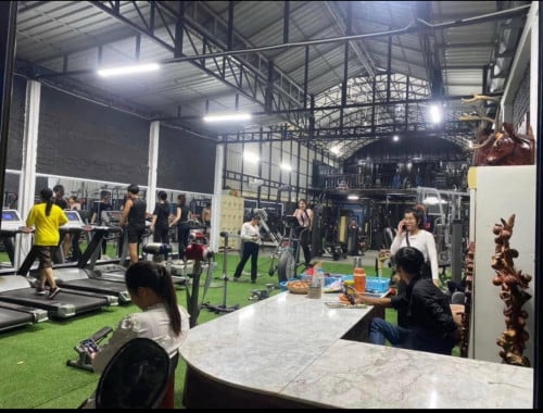 ឃ្លាំង​ជួលអោយក្លឹបហាត់ប្រាណ​ លក់បន្ទាន់