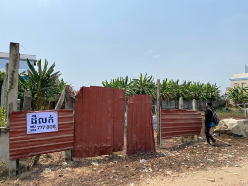 Sold (លក់បានហើយ)ដីលក់ នៅ ស្វាយរលំ ក្រុងតាខ្មៅ មុខ ទំហំ៦ម៉ែត្រកន្លះ ក្រោយទំហំ៨ម៉ែត្រ បណ្តោយ ២២ម៉ែត្រ