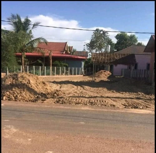 ដីក្រវ៉ាត់ក្រុង មុខផ្លូវកៅស៊ូ 30 ម៉ែត្រ ផ្ទះប្រជាជនជុំវិញមានភ្លើងរដ្ឋ