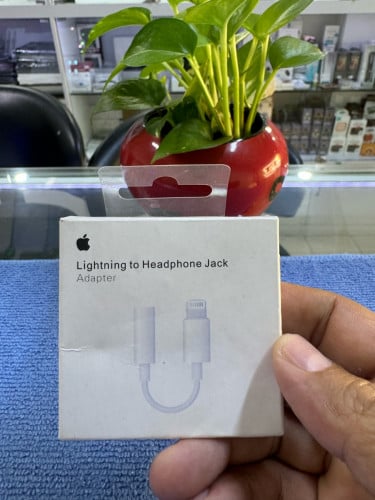 Lighting to headphone adaptor jack 3.5