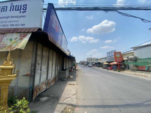 ដីកែង    លក់ ផ្លូវមុខ20 m. ចំហៀង16m.