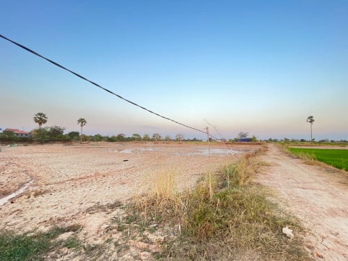 ដីលក់ តម្លៃល្អ ជិតរង្វង់មូលកួរស្រូវ និង ផ្លូវក្រវ៉ាត់ក្រុង៣