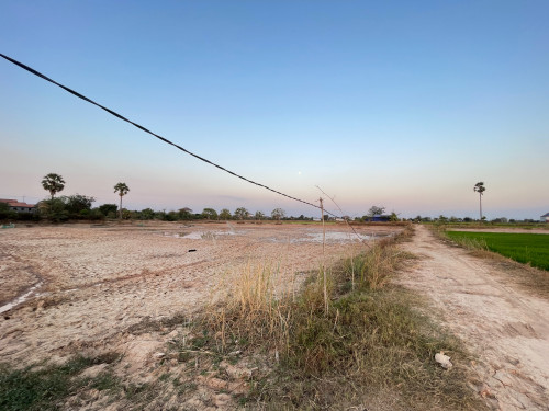 ដីលក់ តម្លៃល្អ ជិតរង្វង់មូលកួរស្រូវ និង ផ្លូវក្រវ៉ាត់ក្រុង៣