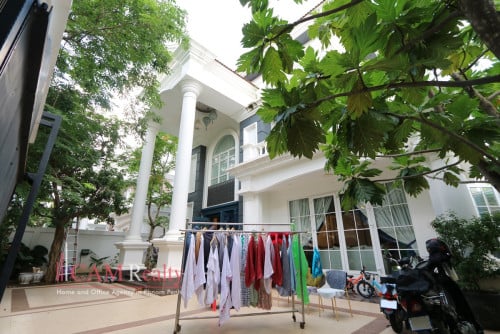 វីឡាព្រីន ៤បន្ទប់គេងនៅផ្លូវកែង លើមហាវិថីប៉ូឡារីស បុរីប៉េងហួតបឹងស្នោរ