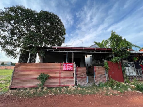 ផ្ទះលក់បន្ទាន់នៅផ្លូវក្រវ៉ាត់ក្រុងសៀមរាប ទីតាំងផ្លូវចូលទល់មុខបុរី  Premier Angkor Palace