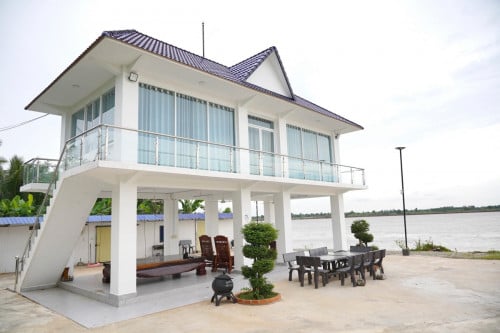 ផ្ទះលំហែលក់បន្ទាន់ជាប់មាត់ទន្លេ ស្ថិតនៅក្រុងអរិយក្សត្រ/ Holiday House for Sale along Mekong River
