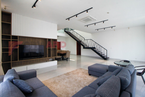 Penthouse 4 Bedrooms Service Apartment with swimming pool and gym available for rent in BKK1.