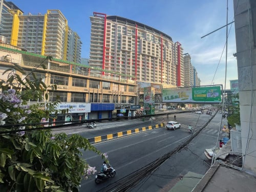 ផ្ទះលក់ជាន់ទី១ (E1) ទីតាំងល្អចំកណ្តាលក្រុង ទល់មុខ Olympia Mall