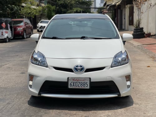 Toyota Prius option 3 solar ឡាន​កាលី​ ក្រដាស​ពន្ធ​