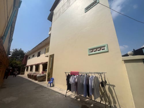 ដីកែង  និង ផ្ទះបន្ទប់ជួល សម្រាប់លក់ ជិតស្តុបផ្សារដីហ៊ុយ