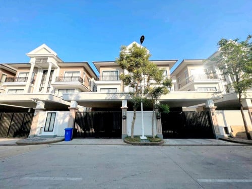 វីឡាភ្លោះលក់បន្ទាន់ ៖ នៅបុរីប៉េងហួតបឹងស្នោ (Rose Ville)