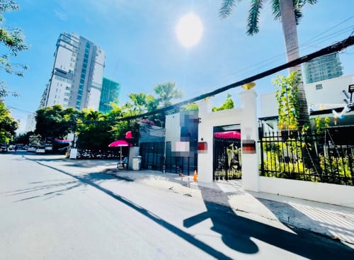 Commercial Shop For Rent Near Independent Monument, Prime Area, 8x26m, 2,000$, Good For All Business
