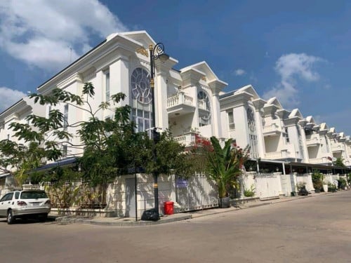 វីឡាភ្លោះកែង The Mekong Royal