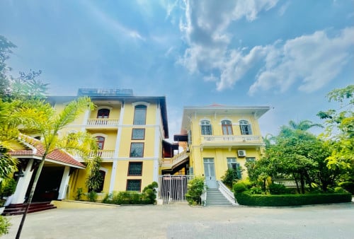 Corner-Big Land & Colonial Villa 4 Rent Located Near Independent Monuments, Many Rooms, 32,000$