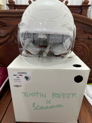 មួកសុវត្ថិភាព Vespa x Justin Bieber Edition ថី្ម 100%
