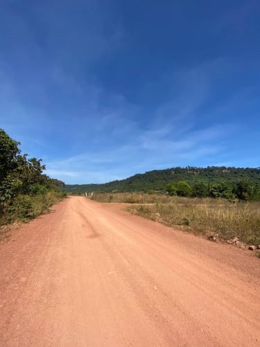 ដីលក់នៅត្បែងខាងលិចជាប់ជេីងនំគូលែនជិតក្រុមហ៊ុនទឹកសុទ្ធអូគូលែន