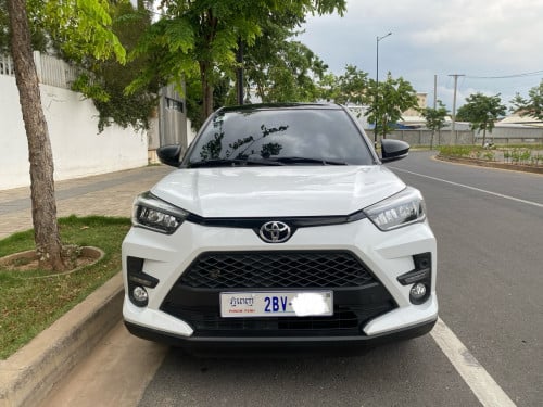 ឡានលក់Toyota Raize 2023 Full option ដំបូលខ្មៅ