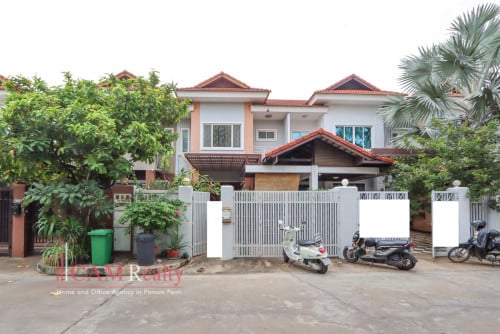 3 bedrooms twin-villa in gated community for rent in Bassac Garden City