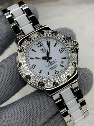 នាឡិកានារី មួយទឹកនៅថ្មីណាស់