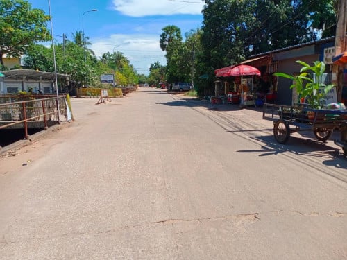 ដីលក់នៅលេីផ្លូវថ្មមាសសង្កាត់សាលាកំរេីកក្រុងសៀមរាប