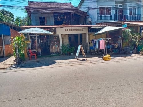 ដីលក់នៅលេីផ្លូវថ្មមាសសង្កាត់សាលាកំរេីកក្រុងសៀមរាប