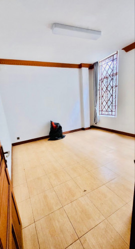 Building Apt For Rent Near Independent Monuments, 13 Room, Have Office Space, 5,500$