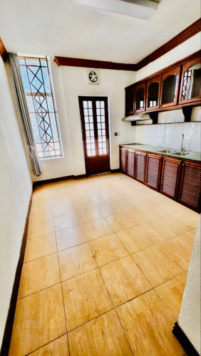 Building Apt For Rent Near Independent Monuments, 13 Room, Have Office Space, 5,500$