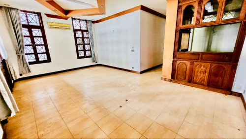 Building Apt For Rent Near Independent Monuments, 13 Room, Have Office Space, 5,500$