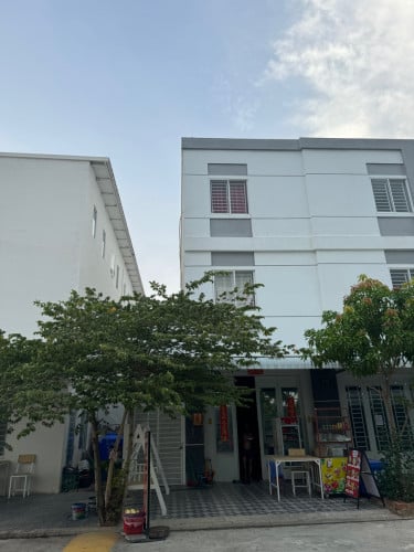 លក់ផ្ទះកែងឌឿងហៀមសល់ 1.75 ធ្វើដំបូលហើយនឹង ទ្បៅតឺមួយជាន់លក់ដូរតកសុីបាន😍