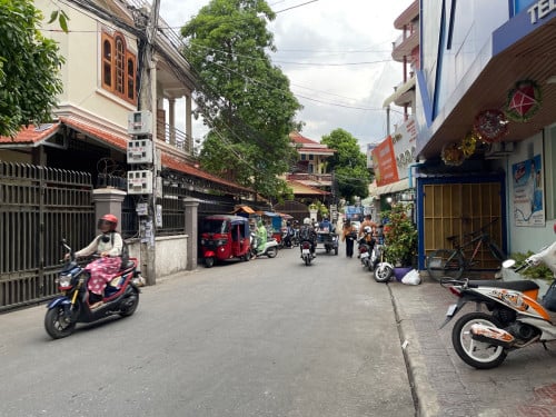 ដីក្បែរផ្សារទឹកថ្លា សម្រាប់លក់ ល្អសម្រាប់សង់បន្ទប់ជួល