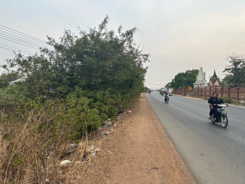 ដីជាប់ផ្លូវ៥១ ទល់មុខវត្ត អង្គតាឡឹក