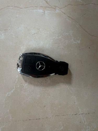 លក់សោរឡានលក់នៅថ្មីមិនបានប្រើ 100%. Mercedes. Benz  V 250  ទូរសព្ទ័ 070403021
