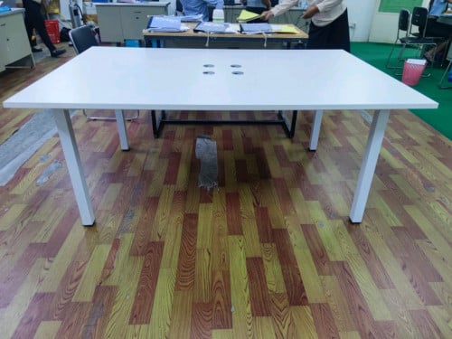 តុប្រជុំ ឡៃឡុង "ថ្មី" Clear stock meeting table