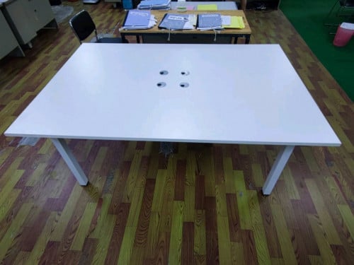 តុប្រជុំ ឡៃឡុង "ថ្មី" Clear stock meeting table
