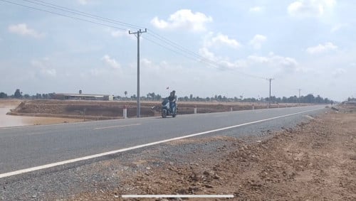 ដីលក់ជាប់ផ្លូវកៅស៊ូ40m ទល់មុខសាលាស្រុកថ្មី