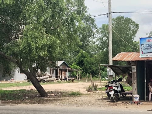 ដីរជាប់ជាងក្រលឹង ជាប់ផ្លូវជាតិ