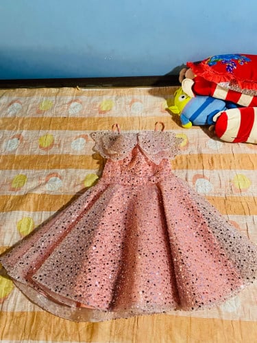 រ៉ូបមេអំបៅចូលរួមកម្មវិធី