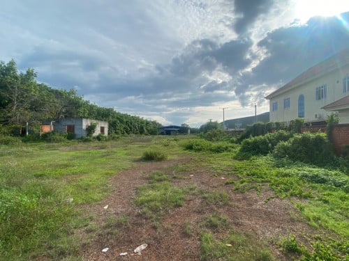 ដីលក់បណ្ដោយផ្លូវទៅព្រំដែនកម្ពុជា-វៀតណាម-柬越邊境公路沿線待售土地