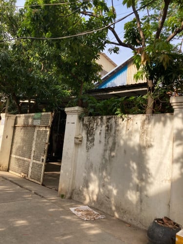 ផ្ទះនឹងឃ្លាំងសម្រាប់ជួលឃ្លាំងមានទំហំធំងាយស្រួលក្នុងការទុកអីវ៉ាន់និងមានផ្ទះសម្រាប់អាចស្នាក់នៅបាន