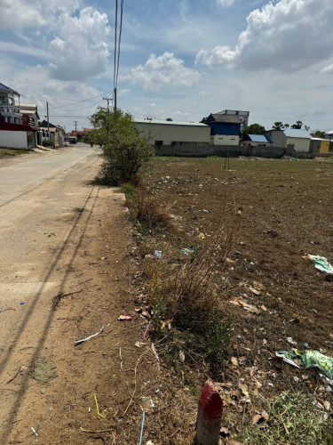 ដីលក់ប្រញាប់ 土地急售