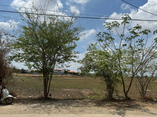ដីលក់ប្រញាប់ 土地急售