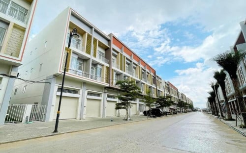 ផ្ទះអាជីវកម្ម Shop House (ផ្លូវ10m) នៅបុរីឌឹមេគង្គរ៉ូយ៉ាល ផ្លូវ 6A ទល់មុខ បុរី អ័រគីដេ