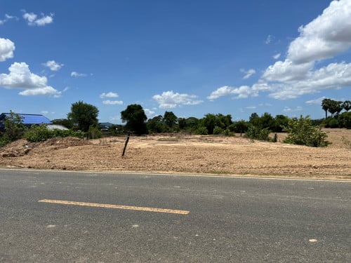 ដីលក់ម្ចាស់ផ្ទាល់​ (ក្បាលដី32x80)កាត់ចំណីផ្លូវរួច