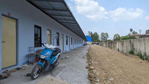 ដីជាប់សុីភី ក្រុងតាខ្មៅជាប់គំរោងបុរី មានដីឃ្លាំង មានបន្ទប់ជួលនៅខាងក្រោយមានចំណូលស្រាប់ 2000$