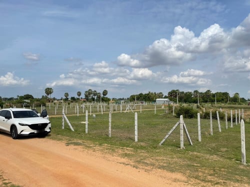 ដីលក់ទំហំ20mx20mម្ចាស់ដេីមទីតាំងដីភូមិ:ចុងបឹងឃុំ:ម្កាក់ស្រុក:អង្គស្នួលខេត្ត:កណ្ដាល