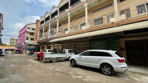 ផ្ទះល្វែងលក់បន្ទាន់កែងច្រមុះជ្រូកស្ទឹងមានជ័យ