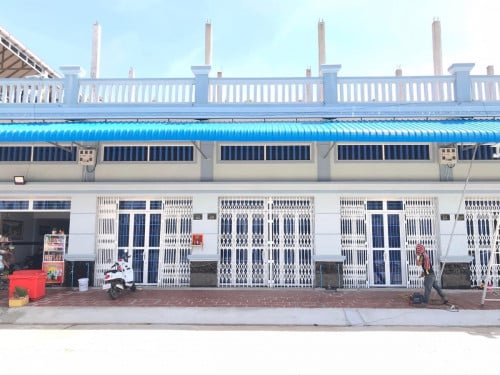 បញ្ចុះតម្លៃ​ 10,000$ ផ្ទះ​ពេញ​ខ្នាត​ 16m សល់​ក្រោយ​វែង 7m ម៉ូដ​ថ្មី​មាន​វ៉េរ៉ង់ដា​