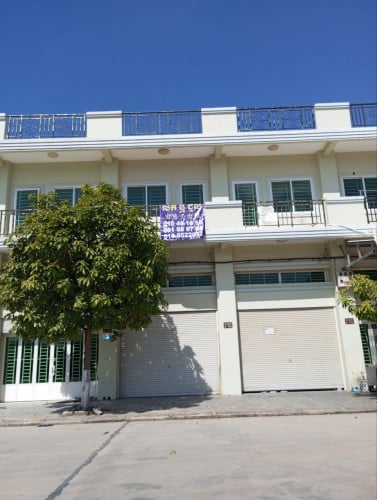 ផ្ទះល្វែង (E0,E1) ផ្លូវធំមុខផ្សារបុរីសង្ឃឹមថ្មី