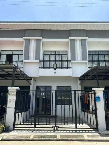 ផ្ទះវីឡាកូនកាត់​ លក់បន្ទាន់ក្រោមទីផ្សារ